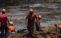 Brésil: la boue de Brumadinho commence à rendre les corps