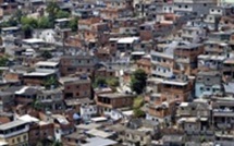 Des éboueurs-alpinistes pour ramasser les ordures dans les favelas de Rio