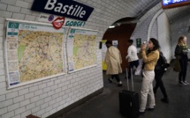 Paris: un homme gravement brûlé après avoir été aspergé d'un liquide dans le métro