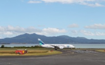 À Mayotte, un "réseau de passeurs" de clandestins à l'aéroport impliquant des agents de la PAF