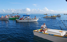 Un syndicat de pêcheurs manifeste dans la rade de Papeete