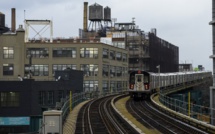 Une voiture force un passage à niveau dans l'Etat de New York: trois morts