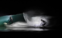 En Bretagne, des surfeurs noctambules éclairent les vagues de plein fron