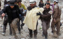 En Syrie, les habitants d'une ville d'Idleb fuient par milliers les frappes du régime