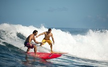  Bixente Lizarazu et son frère Peyo surfent la vague tahitienne