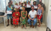 Des collégiens récompensés pour leur idée de sacs solaires en pandanus