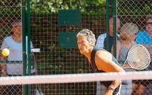 A 80 ans, Anne-Marie prend du service sur le circuit international