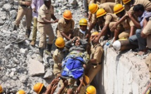 Inde: trois survivants sortis des décombres du bâtiment effondré mardi