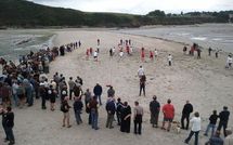 Algues vertes: des agriculteurs jouent au foot sur une plage fermée