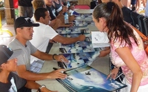 Séance de dédicace des surfeurs PRO  du Team Billabong