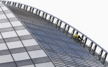 Le "Spiderman" français escalade une tour de la Défense "pour sauver Notre-Dame de Paris"