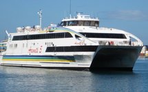 L'Aremiti 5 part en carénage, le transfert se passe dans la confusion