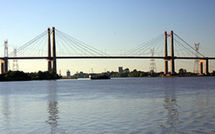 Argentine: un camion chute d'un pont de 45 mètres, le chauffeur miraculé