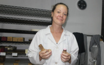 Kimberley Cowan, fabricante de crème solaire et de wax de surf made in fenua