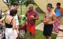 Rencontre entre Tupaia et Cook : un bel échange culturel à Mahina
