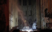 Notre Dame de Paris, défigurée mais encore debout, sera "rebâtie" promet Macron