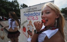 Des "Medvedev girls" en jupette offrent un iPhone au président
