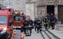 Notre-Dame: les théoriciens du complot s'enflamment