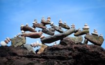 Sur la côte écossaise, des empileurs de pierre défient la gravité