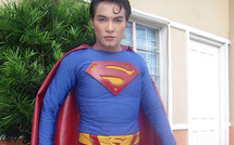 Série d'opérations pour un Philippin qui veut ressembler à Superman