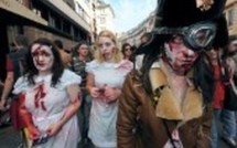 Quelques 250 morts-vivants défilent à Bordeaux pour la "zombie walk"