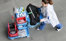 Une femme de ménage confond une oeuvre d'art avec une baignoire encrassée