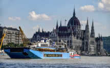Hongrie: le bateau naufragé tiré de l'eau avec ses victimes