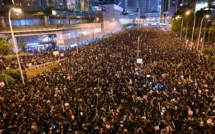 Hong Kong: nouvelle manifestation record, "excuses" de la cheffe de l'exécutif