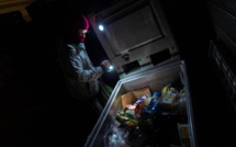 Cambrioler les poubelles de supermarchés contre le gaspillage alimentaire