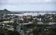 Un taxi-bus finit sa course dans l'eau : 5 jeunes sauvent deux touristes de la noyade