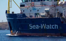 Migrants: le Sea-Watch force le blocus des eaux italiennes