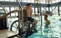 Un "ascenseur aquatique" inédit pour handicapés présenté à Vierzon