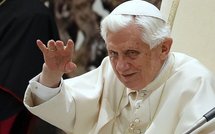 Le pape "allume" le plus grand arbre de Noël du monde grâce à internet