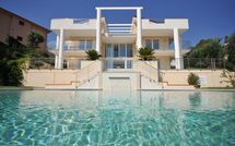 Un Britannique squatte une villa pour une nuit d'amour, la piscine déborde...