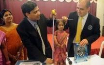 La plus petite femme au monde est une Indienne de 62,8 cm (Guinness)