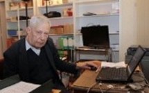 Le père Raymond d'Izarny, 89 ans, cybercuré superpopulaire