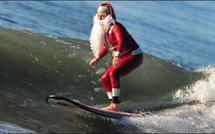 Le Père Noël s'offre un surf en Californie avant sa longue nuit de travail