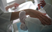 Vers des séjours plus courts à la maternité avec un suivi à domicile