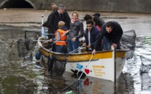 Les croisières sur les canaux d'Amsterdam se réinventent avec la pêche au plastique
