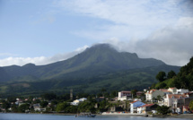 En Martinique, Saint-Pierre, dévastée par la Montagne Pelée, tente de se relever