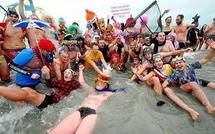 Près de 400 personnes participent au bain des givrés du Nouvel an à Dunkerque