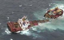 Nouvelle-Zélande: le pétrolier échoué brisé en deux par la tempête