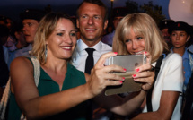 Macron conclut ses congés par un bain de foule et un appel à la "réconciliation"