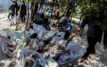 Les Indonésiens en masse sur les plages pour ramasser des déchets