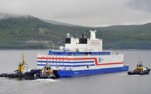 La première centrale nucléaire flottante en route à travers les eaux de l'Arctique