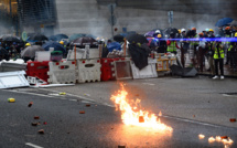 Escalade à Hong Kong: la police tire avec une arme à feu, une première