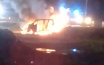 Une voiture en feu à Atimaono