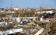 En avion ou en bateau, les habitants d'Abaco fuient leur île dévastée par Dorian