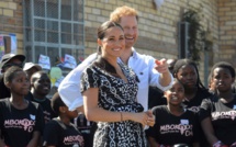Par grand vent, l'étape caritative de Harry et Meghan sur une plage du Cap