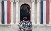 Foule impressionnante aux Invalides pour saluer Chirac, avant l'hommage officiel lundi